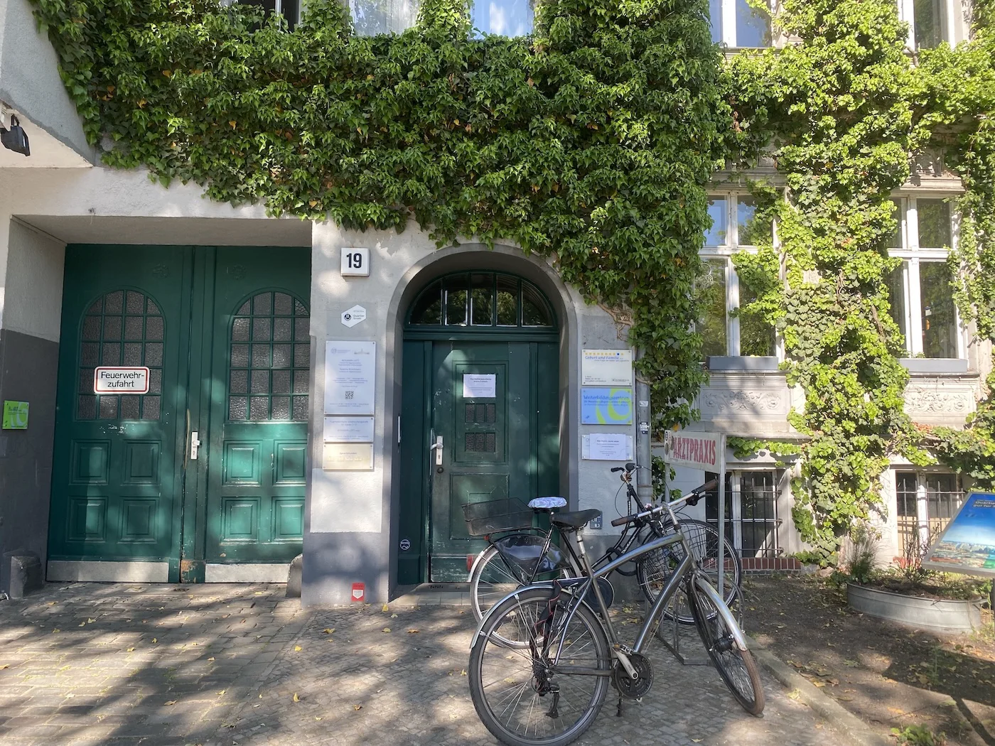 Geburt-und-Familie_Geschaeftsstelle-und-Postanschrift